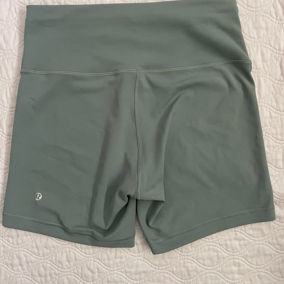 LULULEMON-Wunder Train High-Rise
Short 6" ,Misty Glade ,size 10 - Picture 4 of 8